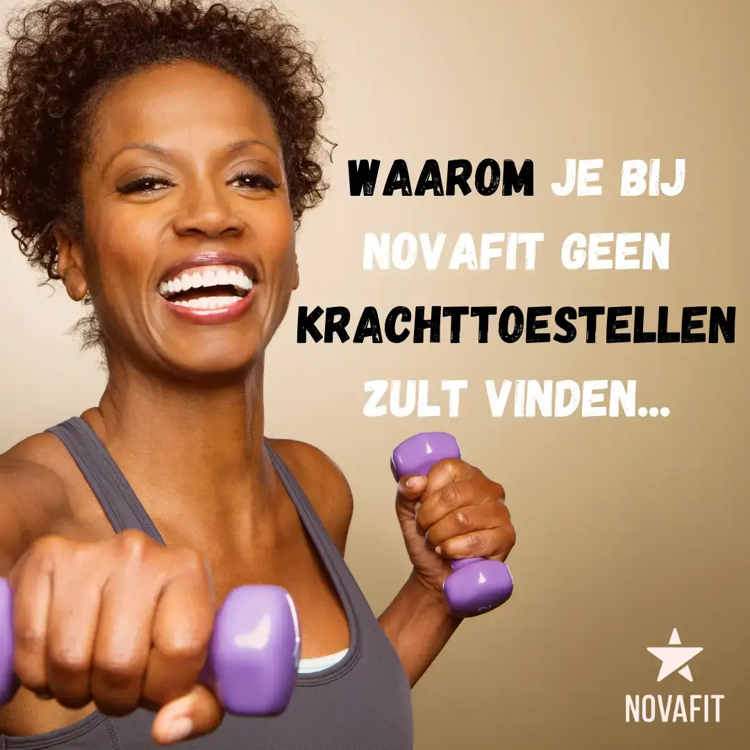 Blij persoon in een functionele trainingsruimte met gewichten.