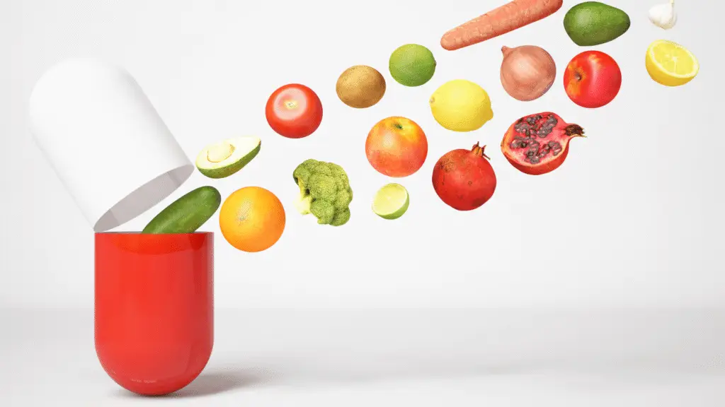 Een foto van een fles multivitaminen met kleurrijk vers fruit ernaast, zoals sinaasappels, bessen en kiwi's, die gezondheid en balans symboliseren.